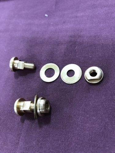 裁ちバサミのネジ